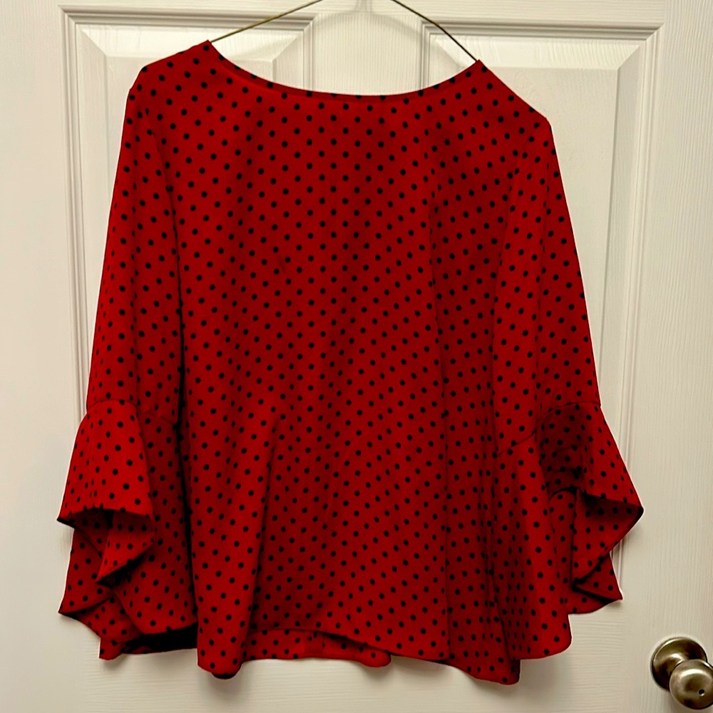 Kasper brand size PXL top. One button in the back. Perfect condition.